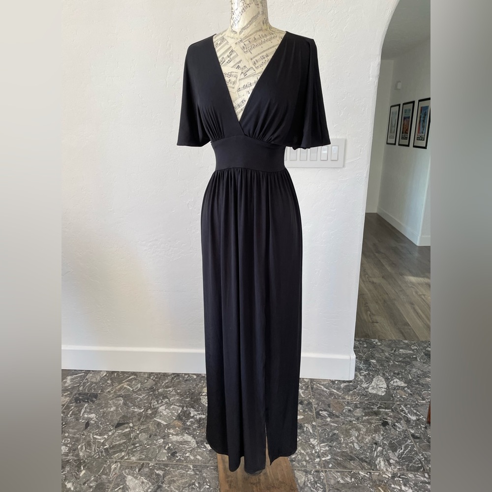 Maxi soft and sexy black dress with an elegant opening on back.